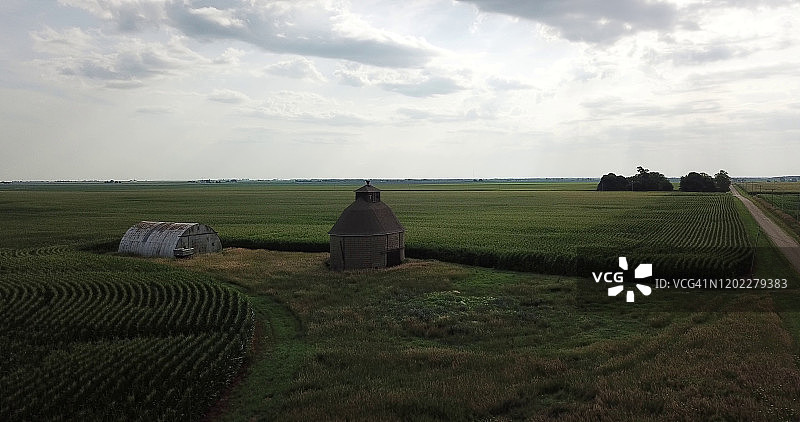 旧玉米仓与大豆田高空俯视图片素材