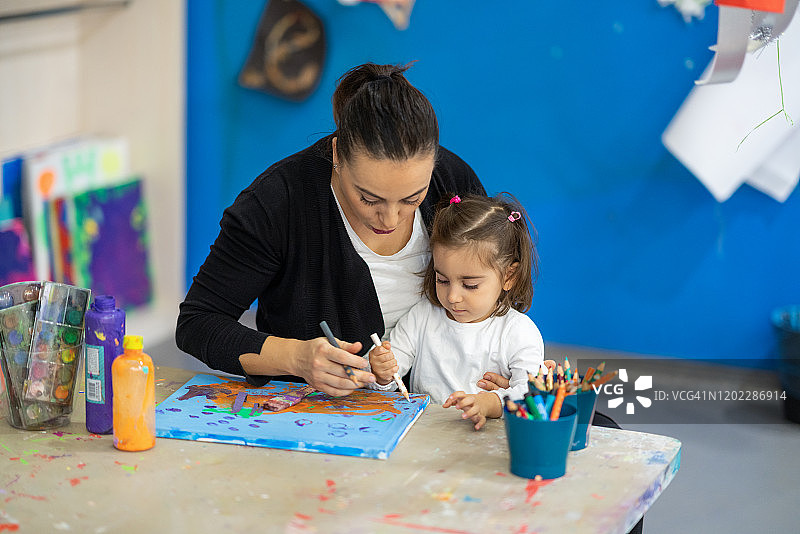 幸福家庭：母女一起画画图片素材