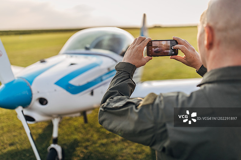 飞行员拍摄螺旋桨飞机图片素材