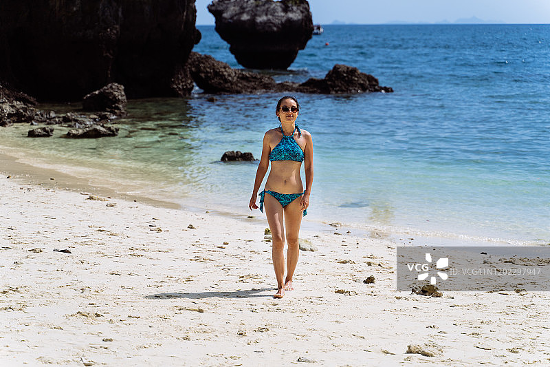 一位年轻女子在帕比亚岛海滩欣赏美景图片素材
