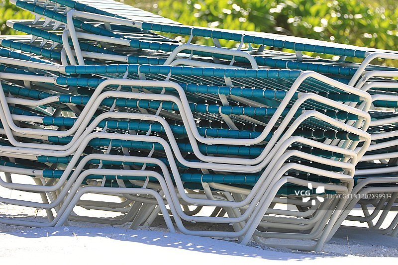 一堆沙滩躺椅图片素材