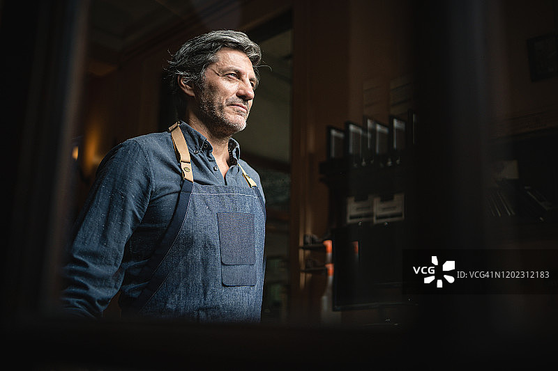 自信的拉丁裔咖啡店老板图片素材