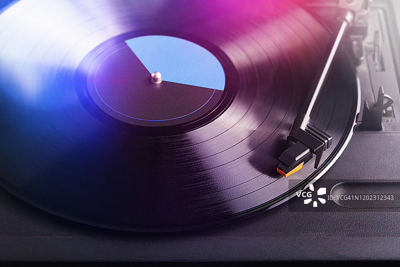 播放黑胶唱片的转盘式唱机图片素材