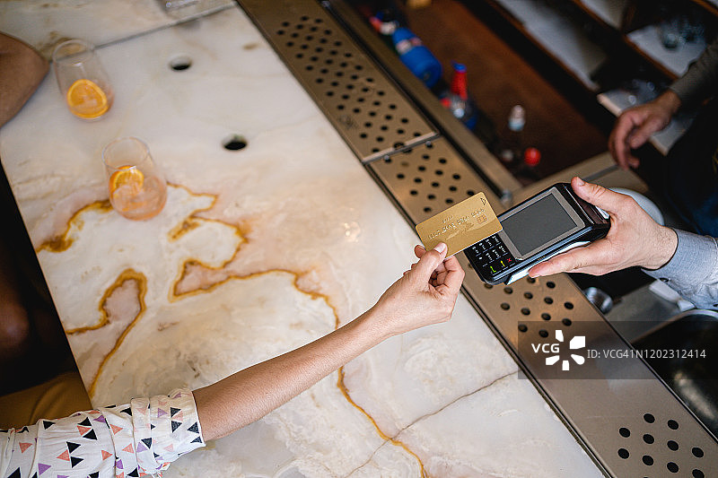 女人使用信用卡支付图片素材