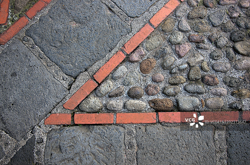 庭院中用石板、鹅卵石和红砖铺成的花纹小路图片素材