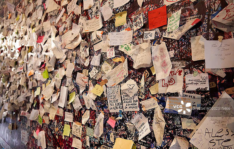 墙上展示的爱情票券图片素材