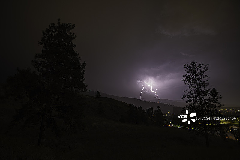 加拿大不列颠哥伦比亚省奥卡诺根山谷雷暴期间的闪电图片素材