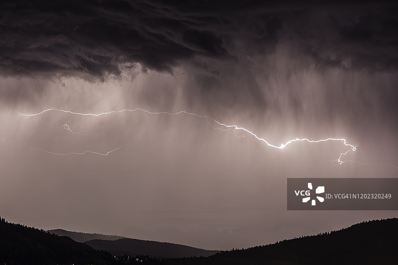 加拿大不列颠哥伦比亚省奥卡诺根山谷雷暴期间的闪电图片素材