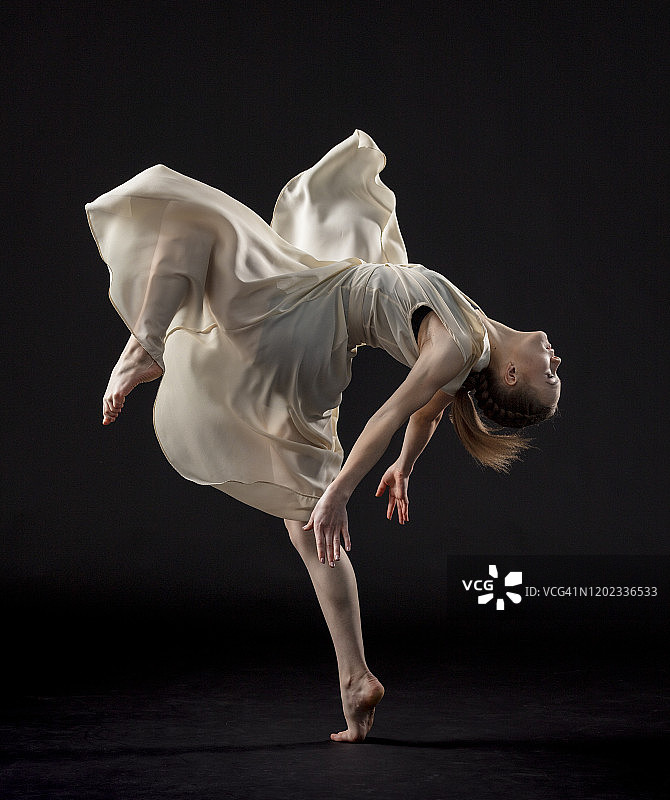 地板上的舞者图片素材