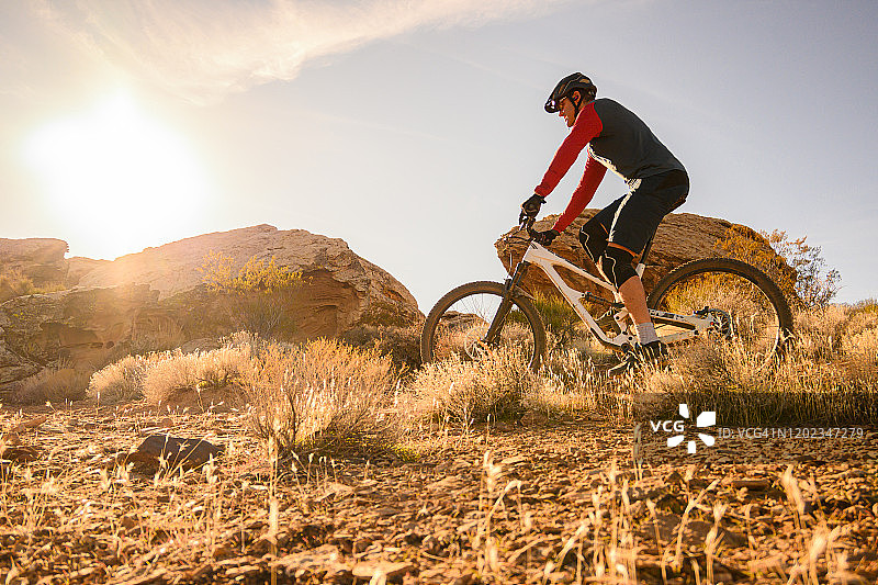 山地自行车手在西南沙漠骑行图片素材