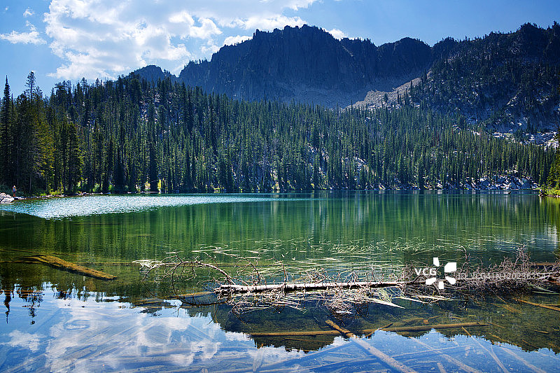 三位一体山脉大彩虹湖中倒映的山峰和常绿树木，博伊西山脉的子集，爱达荷州中西部，夏日图片素材