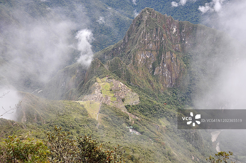 群山环绕的马丘比丘图片素材