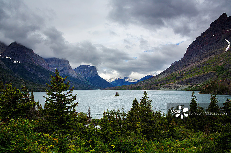 冰川国家公园圣玛丽湖野鹅岛周围的群山图片素材