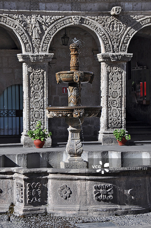 耶稣会教堂的回廊喷泉图片素材