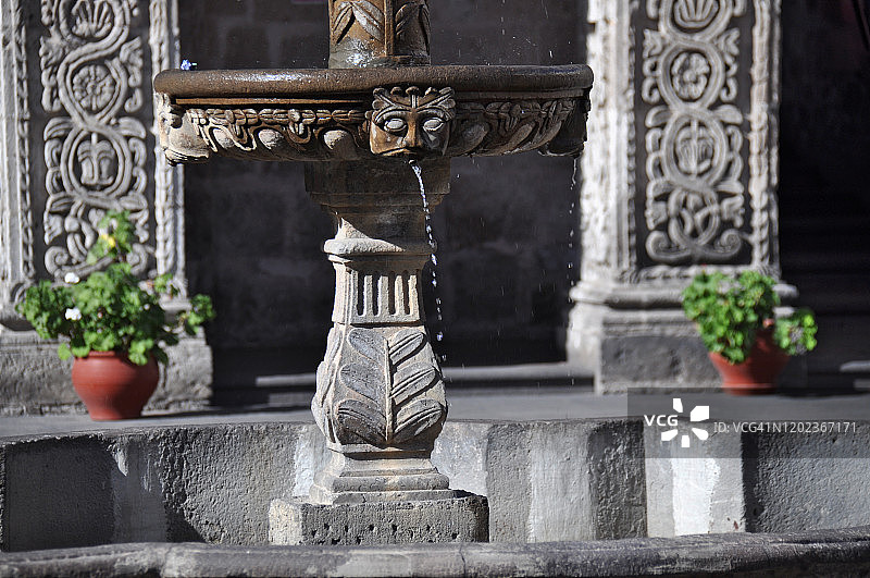 耶稣会教堂的回廊喷泉图片素材