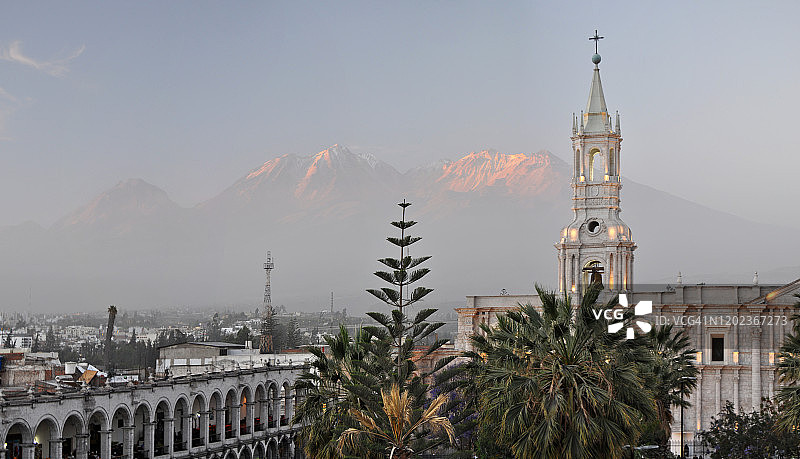阿雷基帕火山暮色图片素材
