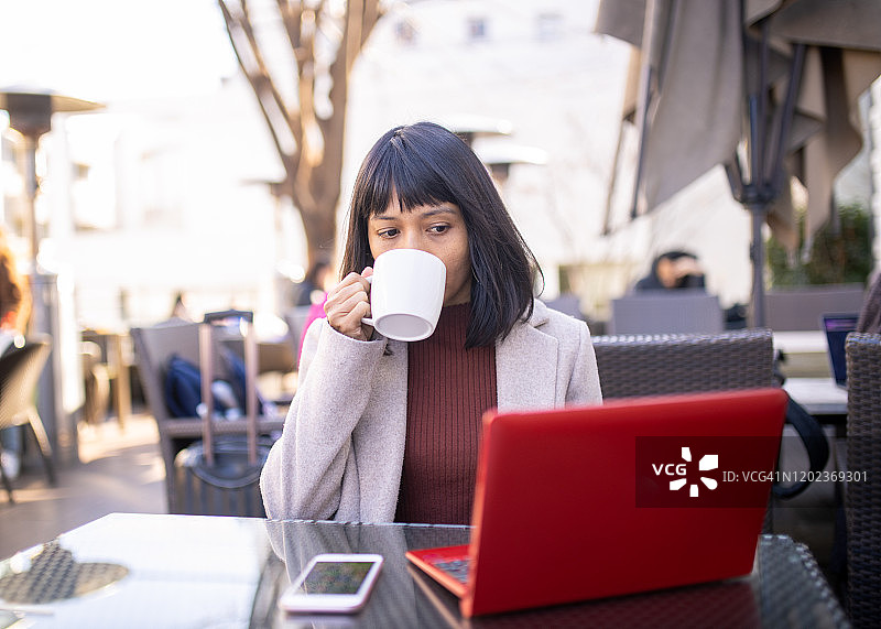 在咖啡馆外工作的亚洲女人图片素材