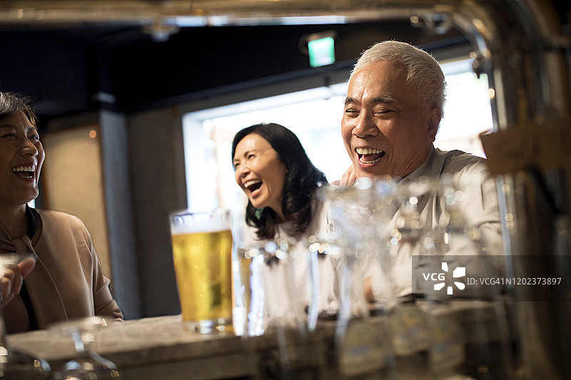 畅饮啤酒，享受美好陪伴图片素材