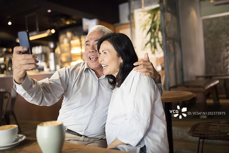 在最喜欢的咖啡馆自拍图片素材