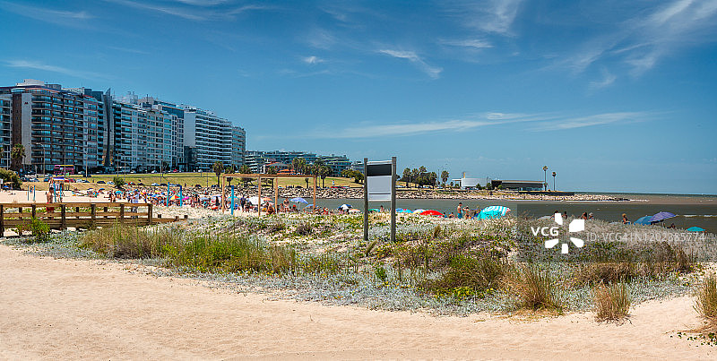 乌拉圭蒙得维的亚夏季天际线和波西托斯海滩景色图片素材
