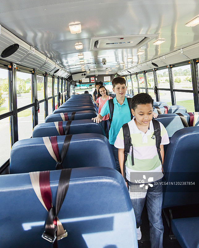 中学生乘坐公交车图片素材
