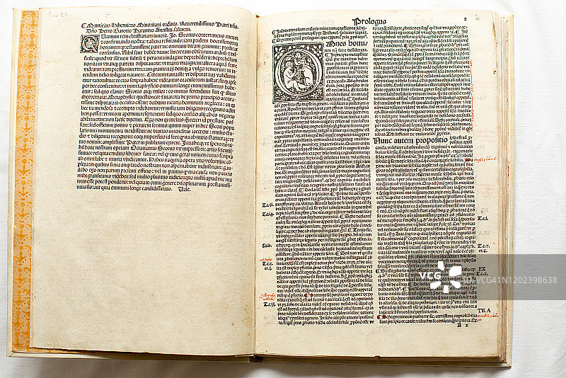 哥特式风格书籍内页图片素材