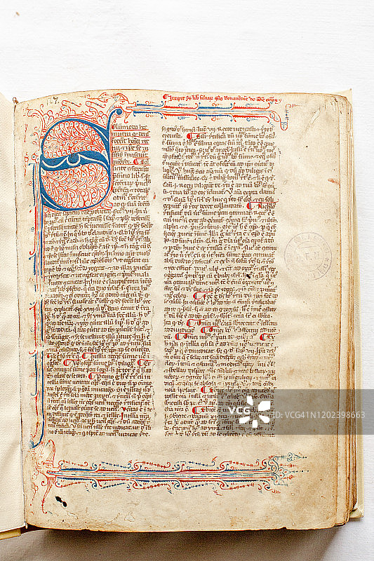 手稿首页文本，装饰首字母和华丽旁注图片素材