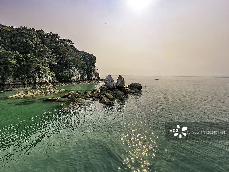 新西兰凯特里特里，亚伯塔斯曼国家公园的裂苹果岩图片素材