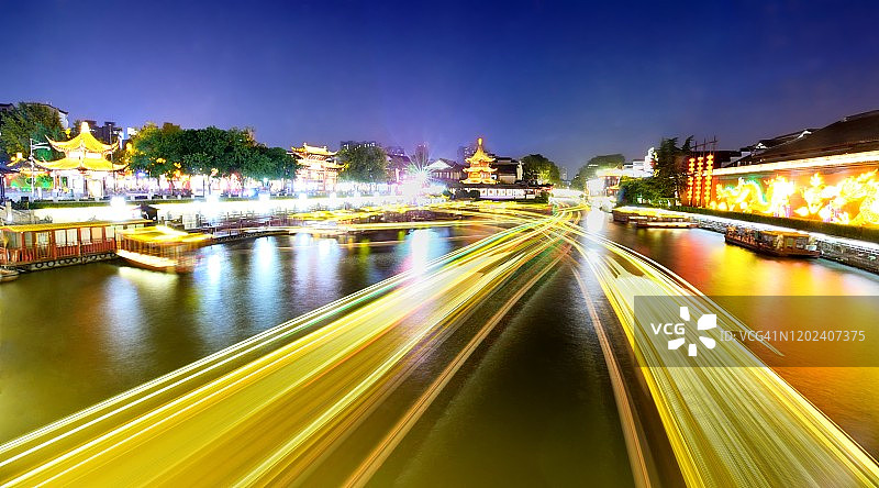 中国南京夜间游轮轨迹图片素材