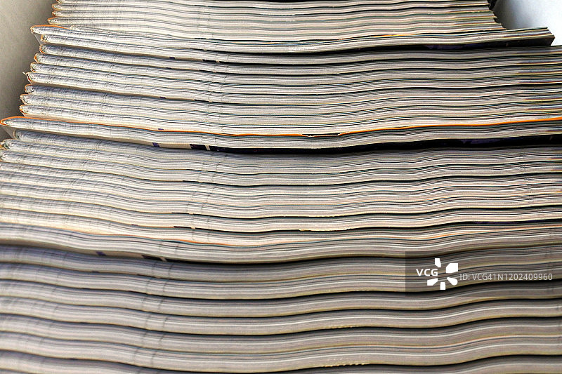 杂志架中堆叠的报纸图片素材