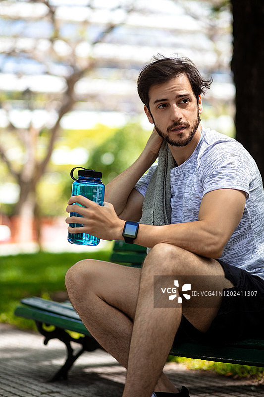 年轻男人在布宜诺斯艾利斯圣马丁广场喝水图片素材