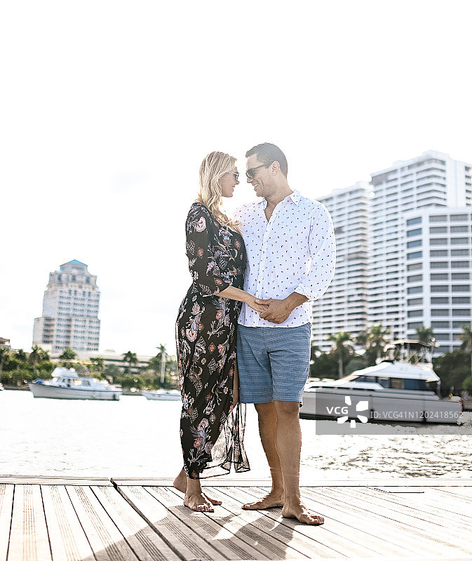 海滨码头上的一对华丽情侣图片素材