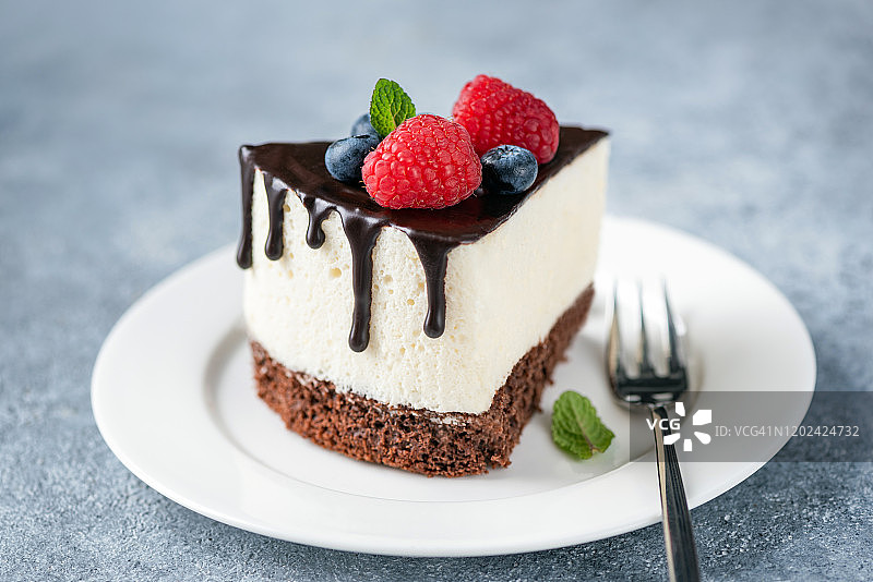 巧克力淋酱舒芙蕾芝士蛋糕图片素材