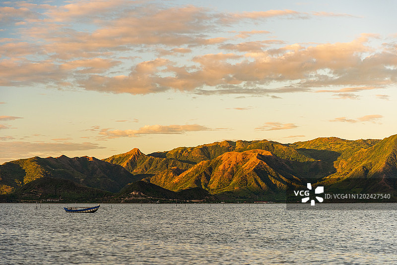 越南芽庄日出时分山脉美景，光线和天空如梦如幻图片素材