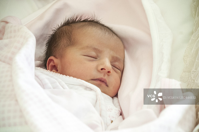 出生五天后睡觉的新生儿图片素材