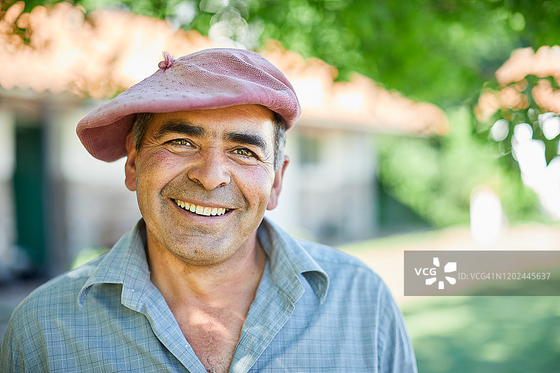 看着镜头的 Guacho 中年男子肖像图片素材