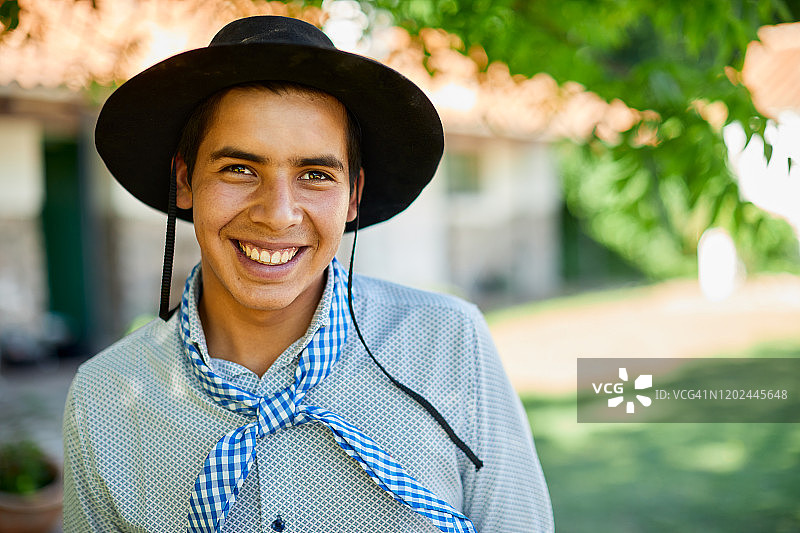 戴科尔多瓦帽的年轻高乔人肖像图片素材