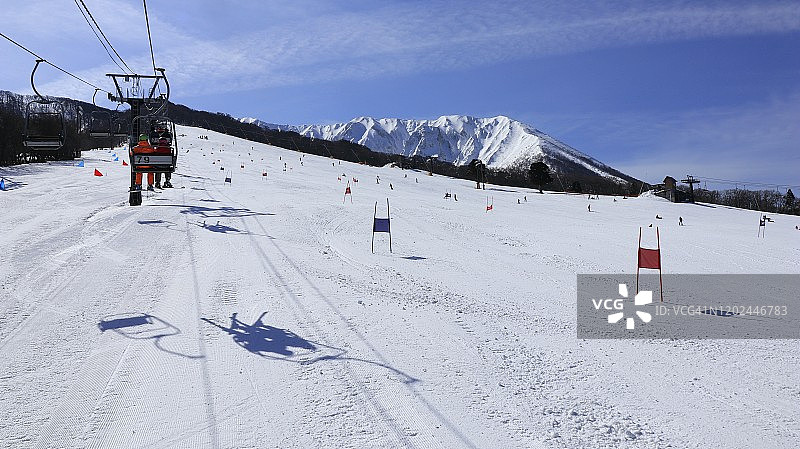 滑雪缆车上欣赏雪山晴朗美景：大山白色度假村，日本鸟取县大山图片素材
