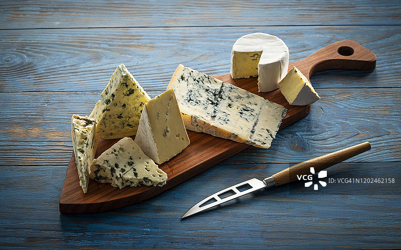 带刀的蓝纹奶酪砧板图片素材