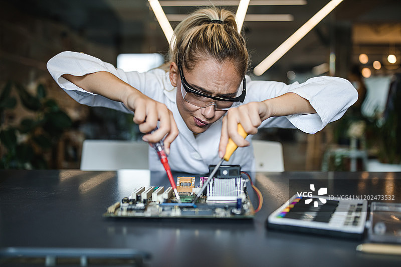 努力修理主板的学生图片素材