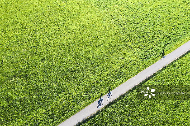 草原骑行者航拍图片素材