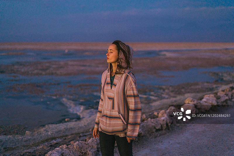 女人欣赏阿塔卡马沙漠的湖泊美景图片素材