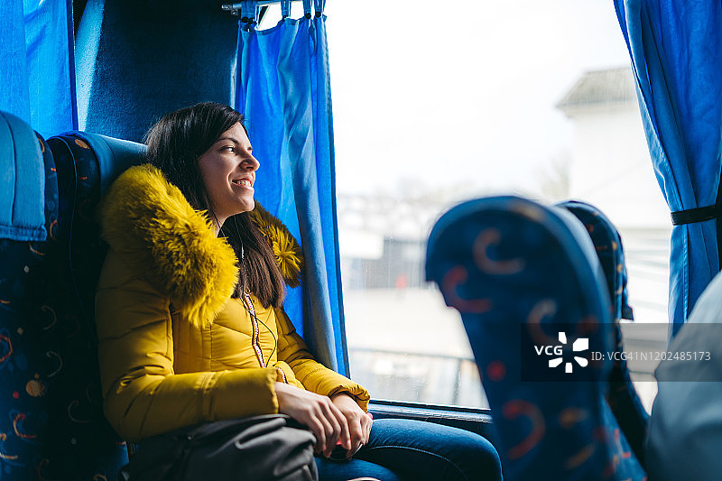 在公交车上阅读图片素材