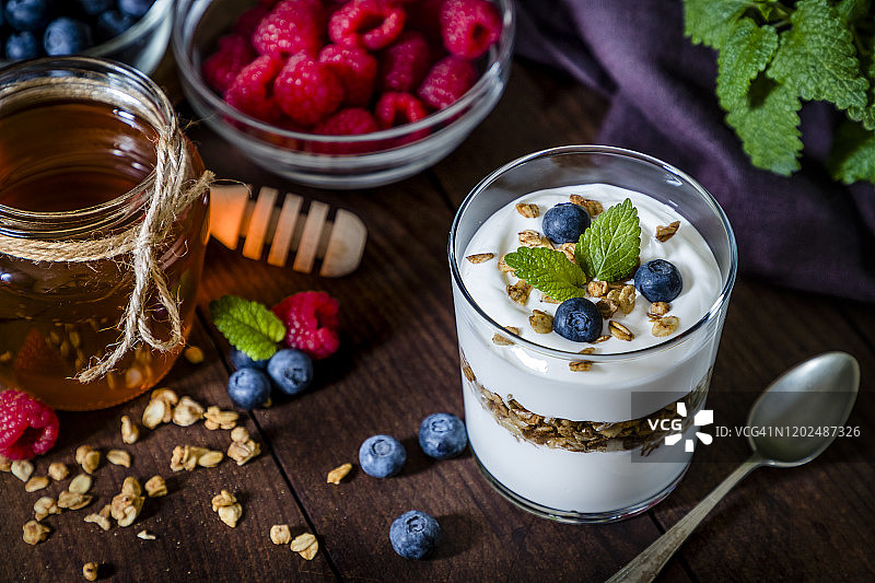 希腊酸奶配格兰诺拉麦片和蓝莓图片素材