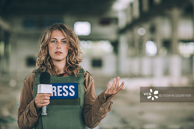 战区女记者报道图片素材