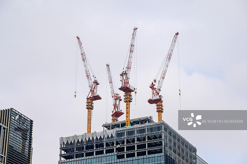 日本东京涩谷的城市天际线与起重机景观图片素材