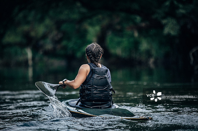在河中划桨的运动女人图片素材