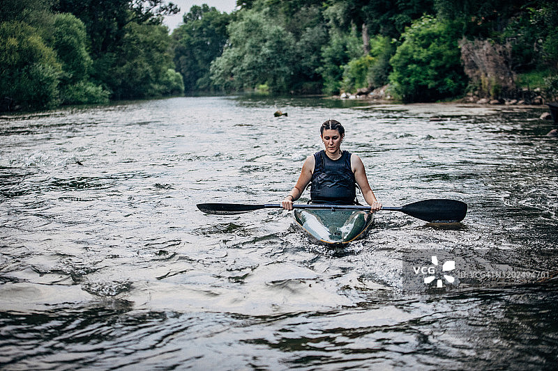 在河里划船的美丽女人图片素材
