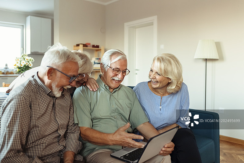 使用笔记本电脑的年长朋友图片素材
