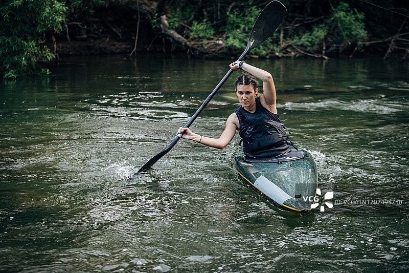 划皮划艇的美丽女人图片素材